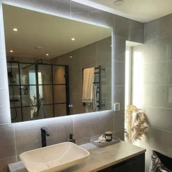 Badrumsspegel | LED-belysning och touch-styrd dimmer