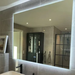 Badrumsspegel | LED-belysning och touch-styrd dimmer