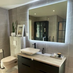 Badrumsspegel | LED-belysning och touch-styrd dimmer