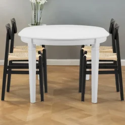 Förlängningsbart matbord med 4 trästolar | Bräcke