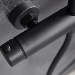 Komplett takduschset med handdusch i rundad design | Svart
