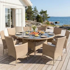 Matgrupp med 8 platser | Runt bord Ø170 cm & 8 stolar med dynor | Tylösand Beige