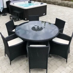 Matgrupp 6 platser | Runt bord Ø135 cm & stolar med dynor | Tylösand Svart