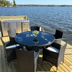 Matgrupp 6 platser | Runt bord Ø135 cm & stolar med dynor | Tylösand Svart