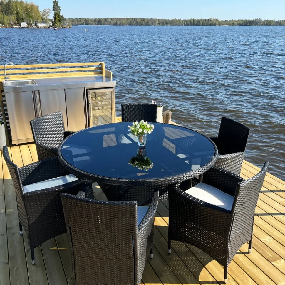 Matgrupp 6 platser | Runt bord Ø135 cm & stolar med dynor | Tylösand Svart