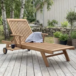 Solstol i teak med hjul och utfällbart hyllplan | 120 cm | Solö