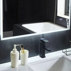 Spegel med LED-belysning och anti-fog-funktion