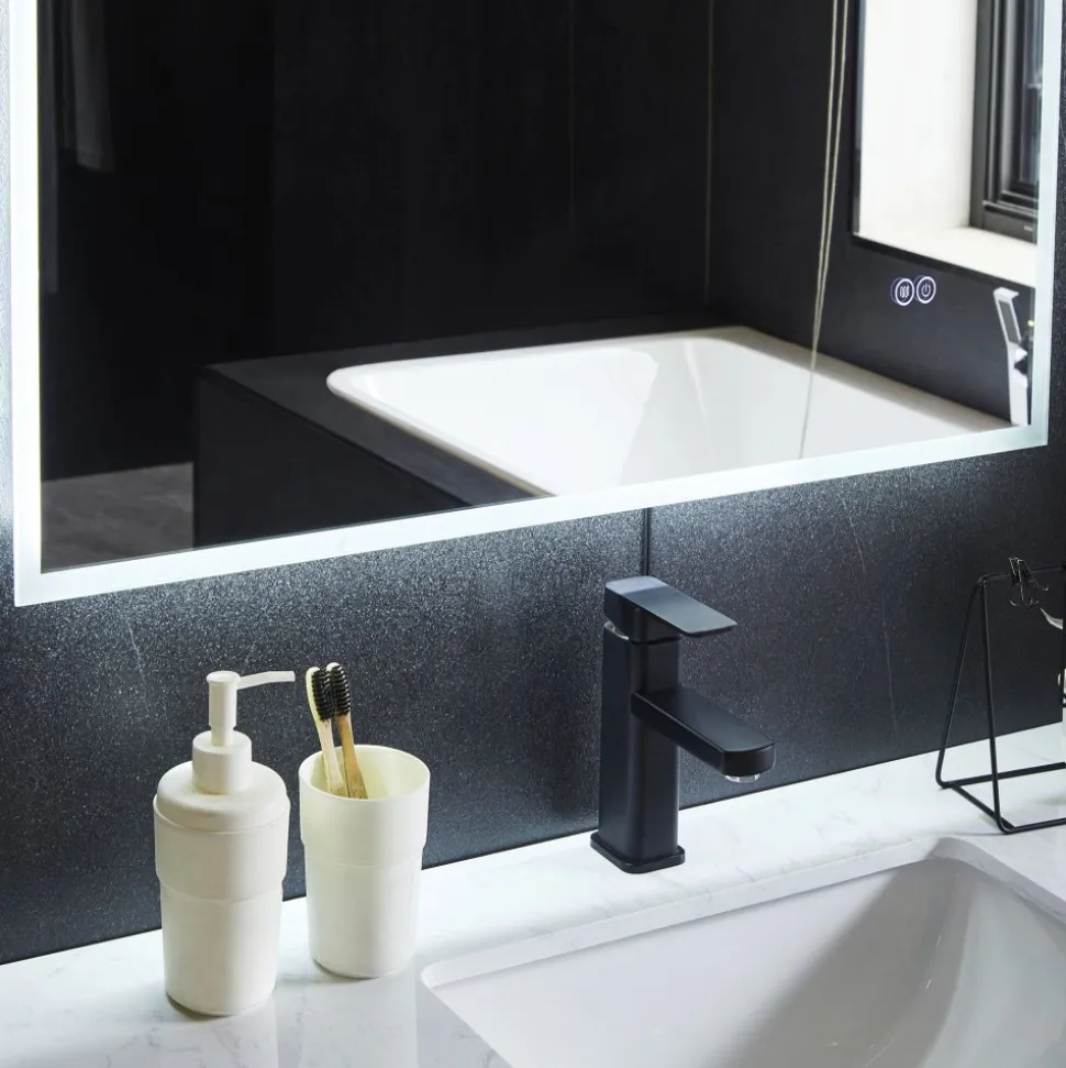 Spegel med LED-belysning och anti-fog-funktion