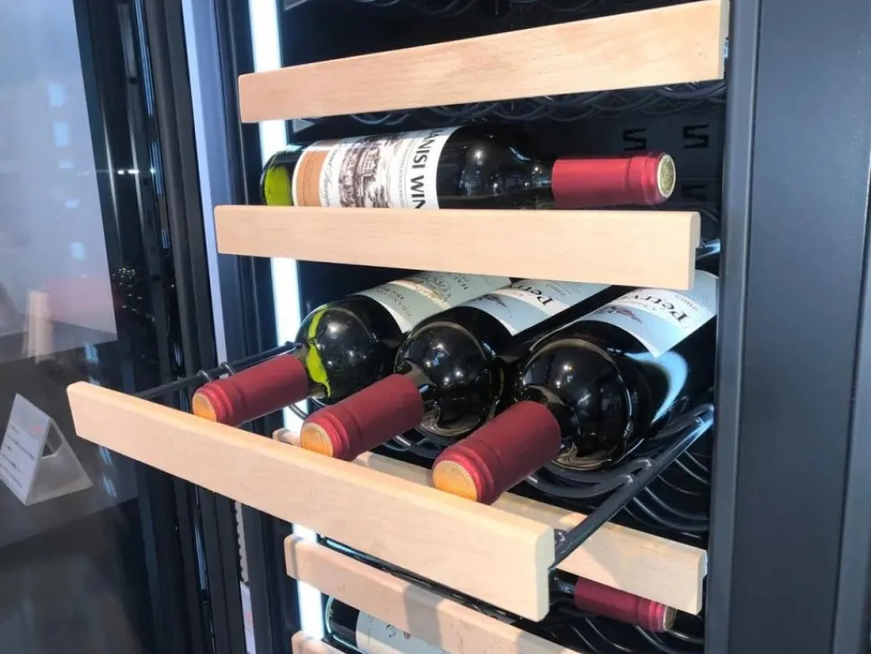 Stor inbyggbar vinkyl | 60 flaskor och 218 burkar | Exklusiv design med dubbla temperaturzoner | 365 L