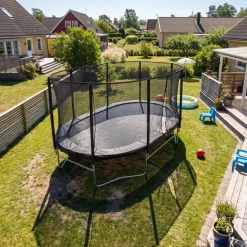 Stor oval studsmatta 3,05 x 4,88 m | Säkerhetsnät & stabil stålram för trädgårdslek | Svart