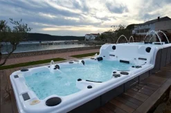 Swimspa Infinity | Simspa med massage & simjets | Balboa® styrsystem & Aristech® akryl