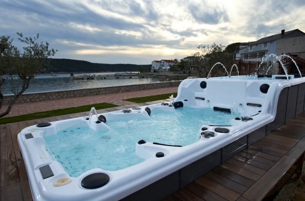 Swimspa Infinity | Simspa med massage & simjets | Balboa® styrsystem & Aristech® akryl