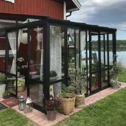 Uterum 10,7m² | Säkerhetsglas och kanalplast | Aluminiumstomme | Svart