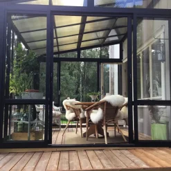 Uterum 10,7m² | Säkerhetsglas och kanalplast | Aluminiumstomme | Svart