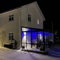 Uterum 10,7m² | Säkerhetsglas och kanalplast | Aluminiumstomme | Svart