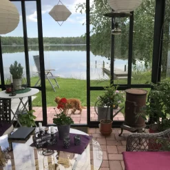 Uterum 10,7m² | Säkerhetsglas och kanalplast | Aluminiumstomme | Svart