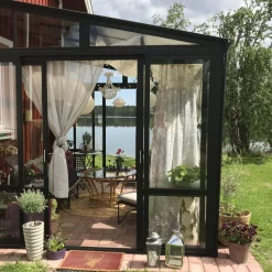 Uterum 10,7m² | Säkerhetsglas och kanalplast | Aluminiumstomme | Svart