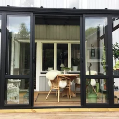 Uterum 10,7m² | Säkerhetsglas och kanalplast | Aluminiumstomme | Svart